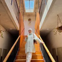 Untuk tampilan lebih simple, Kesha memilih baju kurung warna hijau mint dan celana putih. [Foto: @kesharatuliu05]