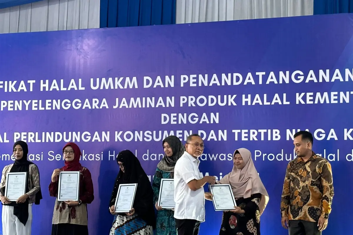 Menteri Perdagangan Zulkifli Hasan menyerahkan sertifikasi halal kepada 223 UMKM di gedung Direktorat Standardisasi dan Pengendalian Mutu, Jakarta Timur, Selasa (28/5/2024). (Tira/Liputan6.com).