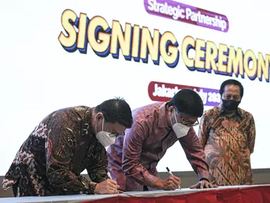 (Ki-ka) CEO MyRepublic Timotius Sulaiman bersama CEO Vidio Sutanto Hartono disaksikan Direktur Utama PT Smartfren Telecom Merza menandatangani nota kesepahaman di Kantor Smartfren, Jakarta, Kamis (7/7/2022). Vidio mengumumkan kerja sama strategis dengan penyedia layanan internet MyRepublic dan Smartfren. (Liputan6.com/Faizal Fanani)