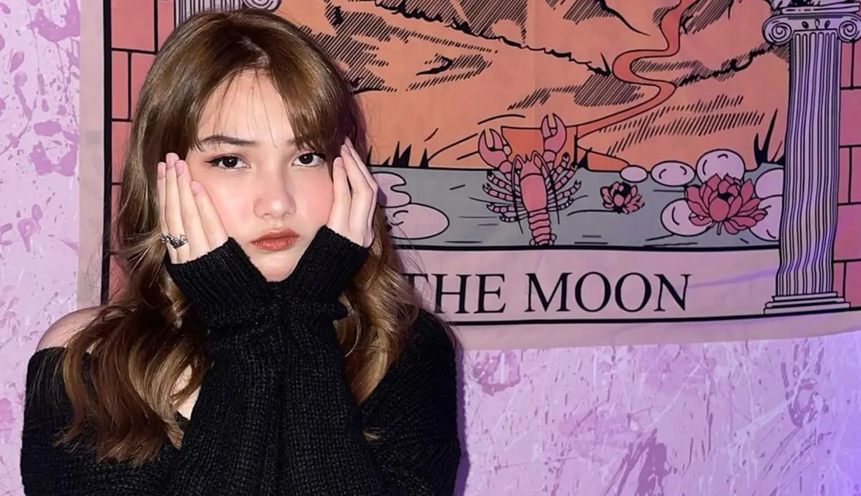 Biasa tampil dengan makeup tipis terkesan natural, kekasih Jeff Smith ini juga tetap memesona bahkan saat ia pakai makeup tebal. (Liputan6.com/IG/@aisyahaqilahh)