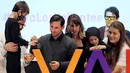 Bintang Barcelona, Lionel Messi, menghadiri acara peletakan batu pertama pembangunan Pusat Kanker di RS Sant Joan de Deu, Barcelona, Kamis (18/10/2018). Yayasan Messi menjadi penyumbang dana pembangunan pusat Kangker anak tersebut. (AFP/Lluis Gene)