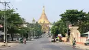 Suasana jalanan yang kosong di samping Pagoda Shwedagon, Yangon, Myanmar, Rabu (24/3/2021). Demonstran menyerukan "silent strike" sebagai protes terhadap kudeta militer di Myanmar. (AFPTV/AFP)