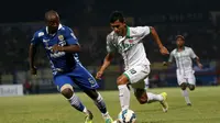 Rudi Widodo (kanan) jadi satu-satunya harapan ujung tombak Surabaya United. (Bola.com/Fahrizal Arnas)