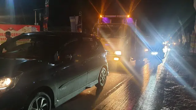 Antrian kendaraan pemudik nampak mengular di jalur nasional Limbangan-Malangbong Garut, Jawa Barat Jumat (29/4/2022) malam ini. (Liputan6.com/Jayadi Supriadin)