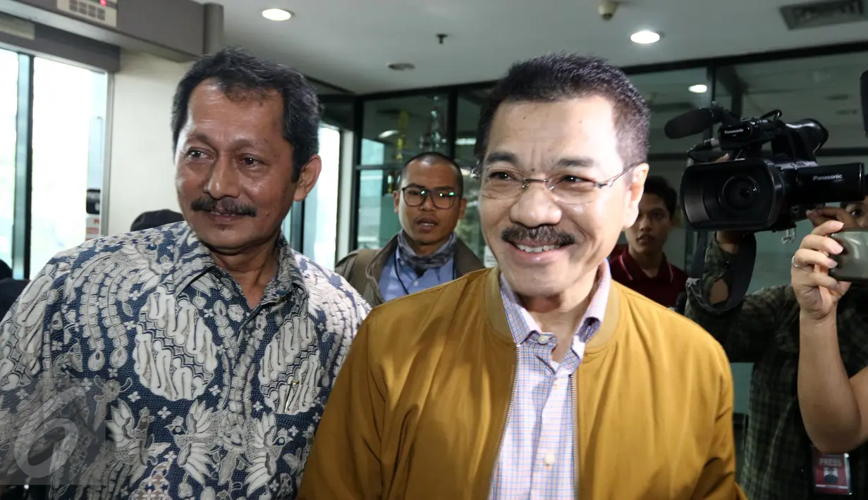 Senyum Mantan Menteri Dalam Negeri Gamawan Fauzi tiba di Gedung KPK, Jakarta, Rabu (12/10). Pemanggilan Gamawan terkait kasus dugaan korupsi proyek penerapan e-KTP. (Liputan6.com/Helmi Afandi)
