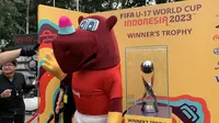 Trofi Piala&nbsp;Dunia U-17 2023 dipamerkan di Bundaran HI, Jakarta, pada Minggu (15/10/2023). (Liputan6.com/Melinda Indrasari)
