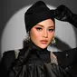 Aurel Hermansyah mengenakan turban hitam dengan hiasan permata berkilau. (dok. Instagram by @riomotret via @aurelie.hermansyah/https://www.instagram.com/p/CPry4bXjplJ/?igsh=MWJ1NzU4MmRzYzFkZw%3D%3D/Rusmia Nely)