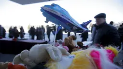 Balon berbentuk pesawat dan mainan diletakkan untuk mengenang korban jatuhnya pesawat maskapai Flydubai, di luar Bandara Rostov-on-Don, Rusia, Minggu (20/3). Insiden itu menewaskan seluruh penumpang dan kru yang berjumlah 62 orang (REUTERS/Maxim Shemetov)