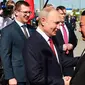 Presiden Rusia Vladimir Putin dan Pemimpin Korea Utara Kim Jong Un akhirnya saling bertemu di pusat antariksa Rusia Kosmodrom Vostochny (AFP).