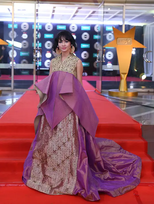 Penyanyi bersuara indah, Andien salah satu nominator dalam Kategori Seleb Inspiratis. Andien tampil anggun dengan menggunakan gaun karya @adriangan8. Selain itu, ia juga tampil sebagai penghibur. (Nurwahyunan/Bintang.com)