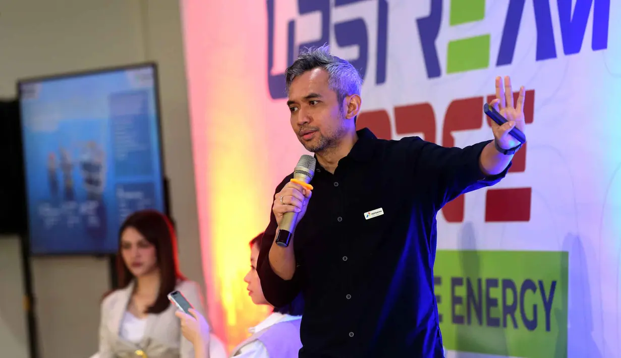 Melalui acara ini, Pertamina Hulu Energi tidak hanya memperkenalkan dinamika industri hulu minyak dan gas, tetapi juga mengajak generasi muda untuk berpikir kreatif, adaptif, dan kolaboratif dalam menghadapi transisi energi global. Tampak dalam foto, Upstream Champion, Heru Mangastu saat memberikan paparan pada gelaran “Upstream Force: We Are The Energy” di Gedung PPDT Galeri R FSRD, Universitas Trisakti, Jakarta, Rabu (12/11/2025). (Liputan6.com/Helmi Fithriansyah)