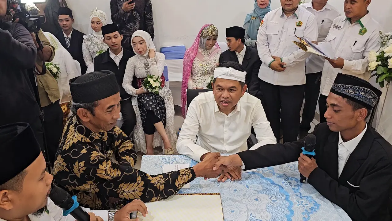 Gubernur Jabar Dedi Mulyadi jadi saksi pernikahan warga Depok. (Liputan6.com/Dicky Agung Prihanto)