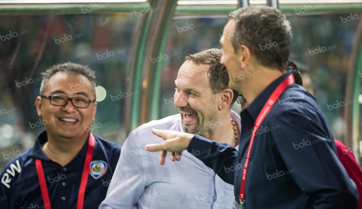 Kedua arsitek asal Balkan itu memang dikenal sebagai rival abadi. Perang komentar antara keduanya kerap mewarnai duel tim yang mereka asuh. (Bola.com/Vitalis Yogi Trisna)