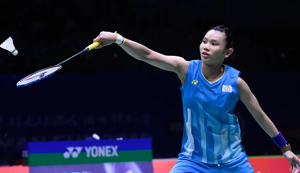 Tunggal putri Taiwan, Tai Tzu Ying mengembalikan kok ke arah pebulu tangkis Indonesia, Gregoria Mariska Tunjung pada babak perempat final Piala Sudirman 2019 di Nanning, China, Jumat (24/5/2019). Tai Tzu Ying menang dua gim langsung dari Gregoria Mariska dengan skor 21-16, 21-14. (WANG ZHAO/AFP)