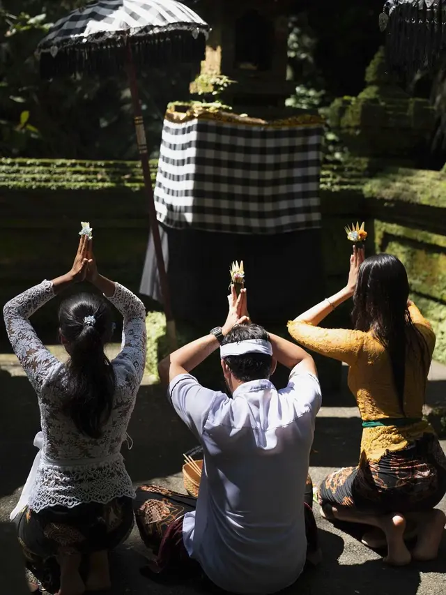 7 Potret Anya Geraldine Jalani Ritual Melukat, Mengaku Nyaman dan Damai
