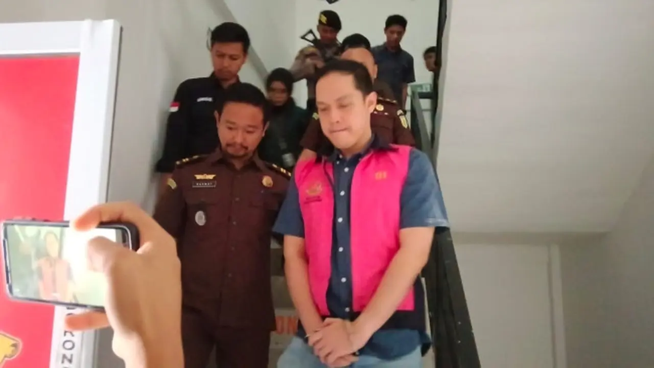 Mantan kepala cabang bank yang ditahan oleh jaksa di Kejari Kuansing.