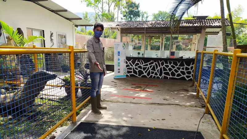 Untuk memutus mata rantai virus, pengelola Taman Satwa Cikembulan menyiapkan cairan disinfektan di pintu masuk tiket pengunjung.