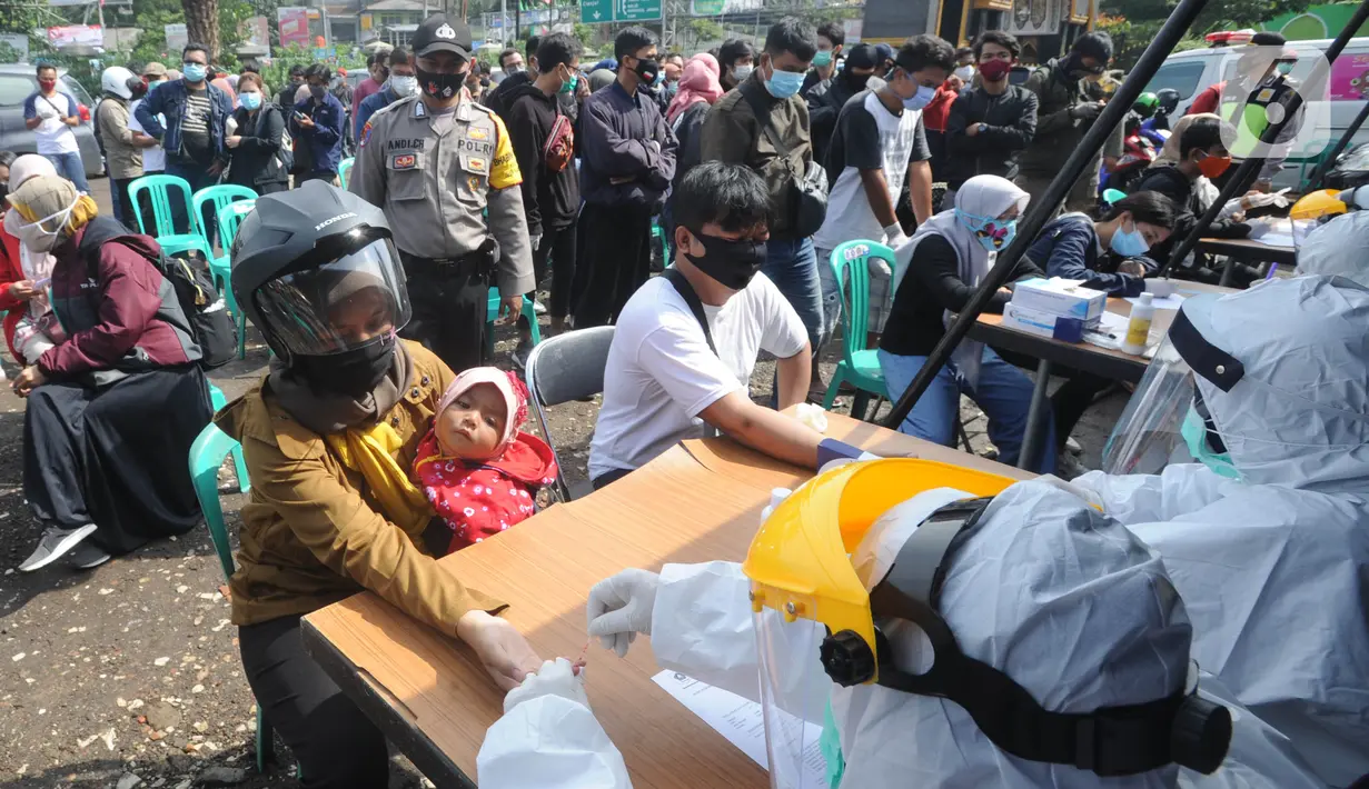 Wisatawan mengikuti rapid test di kawasan Gadog, Bogor, Jawa Barat, Kamis (29/10/2020. Pemkab Bogor mewajibkan wisatawan yang mengunjungi kawasan Puncak dan sekitarnya untuk mengikuti rapid test untuk mencegah penyebaran COVID-19. (merdeka.com/Arie Basuki)