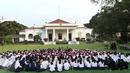 Presiden Joko Widodo saat mendongeng didepan puluhan pelajar di halaman tengah Istana, Jakarta, Rabu (17/5). Dalam kegiatan ini Jokowi mendongeng untuk anak-anak dengan cerita 'Lutung Kasarung'. (Liputan6.com/Angga Yuniar)