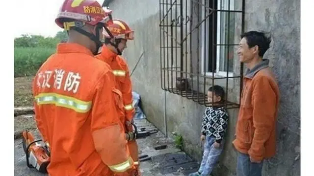 7 Potret Kepala Bocah Terjebak di Berbagai Benda dan Tempat Nyeleneh Ini Kocak