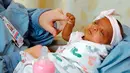 Foto pada Maret 2019 memperlihatkan seorang bayi yang dipanggil dengan nama Saybie. Saybie dilahirkan dengan operasi caesar darurat setelah sang ibu didiagnosis menderita pre-eklampsia, komplikasi kehamilan yang dapat berakibat fatal bagi ibu dan bayi. (Sharp HealthCare via AP)