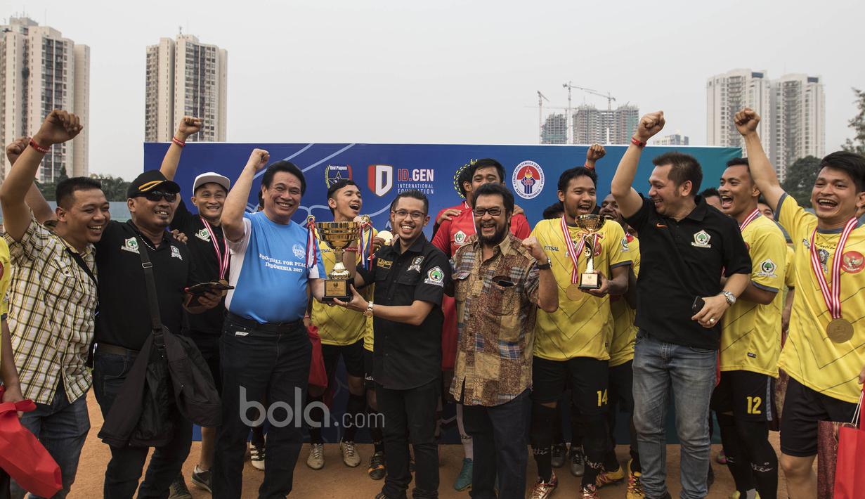 Turnamen Football For Peace ditutup dengan perayaan dari para pemain dan official Brigade Beringin. (Bola.com/Vitalis Yogi Trisna)
