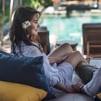 Rona bahagia tengah dirasakan Dion Wiyoko dan Fiona Anthony sebagai pasangan pengantin baru. Mereka baru saja resmi menikah pada Jumat (1/9//2017) di Gereja Santo Fransiskus Xaverius, Denpasar, Bali. (Instagram/dionwiyoko)