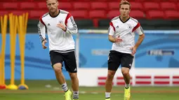 Dua penggawa Timnas Jerman, Shkodran Mustafi dan Mario Goetze, melakukan sesi pemanasan jelang berlatih di Stadion Beira-Rio, Porto Alegre, (29/6/2014). (REUTERS/Edgard Garrido)