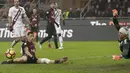 Kiper Torino,  Joe Hart (kanan) mengamankan gawangnya dari tembakan pemain AC Milan, Gianluca Lapadula pada laga Coppa Italia di San Siro stadium, Milan (12/1/2017). Milan menang 2-1. (AP/Antonio Calanni)