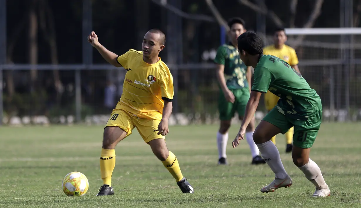 Gelandang Vamos Indonesia, Iqbal, berusaha melewati pemain PS Tira Persikabo U-18 pada pertandingan persahabatan di Lapangan A GBK, Jakarta, Rabu (29/5). Kedua klub bermain imbang 1-1. (Bola.com/Yoppy Renato)