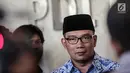 Walikota Bandung Ridwan Kamil memberikan keterangan usai pertemuan tertutup di DPP PDIP, Jakarta, Rabu (3/1). Lebih lanjut, Emil menyebut kedatangannya baru komunikasi tahap awal dan belum ada keputusan apa pun. (Liputan6.com/Faizal Fanani)