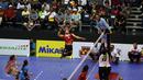 Pemain voli Jakarta Elektrik PLN melakukan smash saat pertandingan melawan Jakarta Pertamina Energi di Grand Final Proliga 2017 di GOR Among Rogo, Yogyakarta (23/4). (Liputan6.com/Johan Tallo)