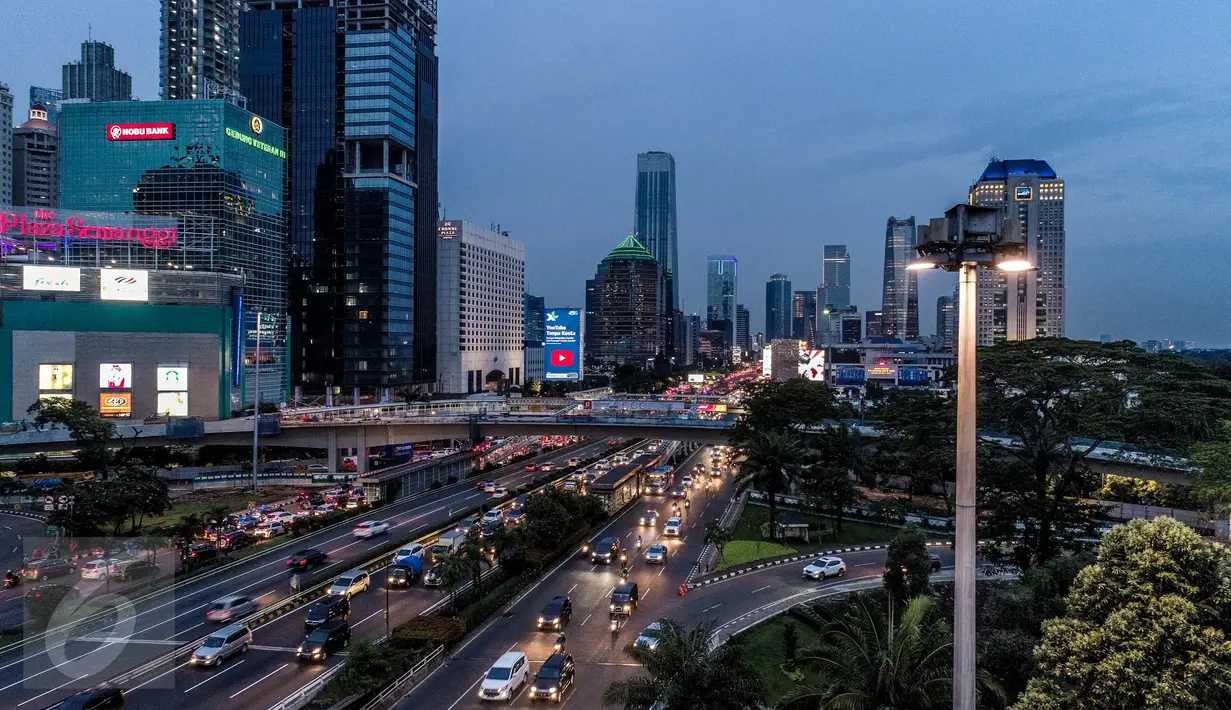 Foto aerial suasana proyek pembangunan simpang susun semanggi, Jakarta, Selasa (21/3). Jalan layang ini memiliki bentang melengkung terpanjang mencapai 80 meter melintas di atas jalan tol Dalam Kota. (Liputan6.com/Faizal Fanani)