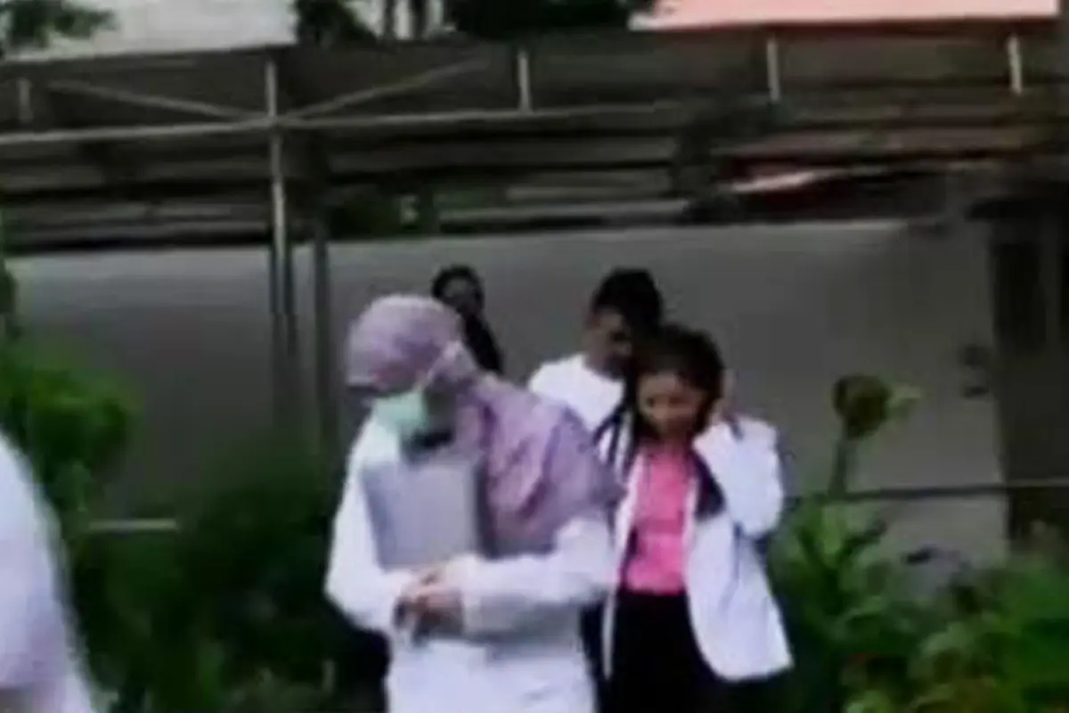 Keluar dari RS, Jessica Kelabui Wartawan dengan Pakaian Dokter