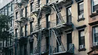 Ilustrasi tangga, anak tangga. (Photo by Karl Solano: https://www.pexels.com/photo/fire-exit-ladders-on-building-2773484/)