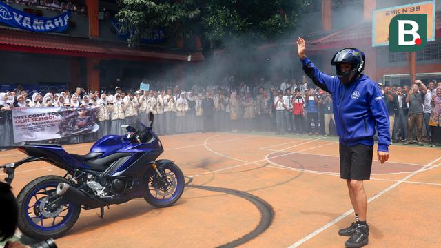 Foto: Toprak Razgatlioglu Pamer Aksi Freestyle Jelang Debut di MotoGP 2026