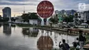 Warga saat memancing di taman Tarum Bhagasasi, Kalimalang, Bekasi, Jawa Barat, Senin (14/2/2022).  Taman ini dilengkapi fasilitas jogging track, serta dihiasi tugu bertuliskan Tarum Bhagasasi berdiri tegak menjadi ikon taman. (merdeka.com/Iqbal S. Nugroho)