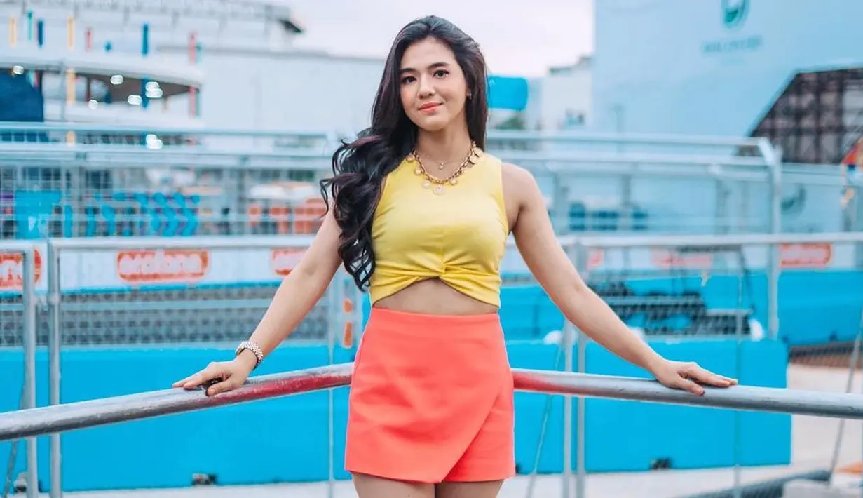 <p>Gak salah banget kalau sekarang DJ Una juga dijuluki sebagai hot mom. (FOTO: instagram.com/putriuna)</p>