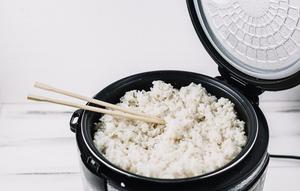 Pemerintah akan membagikan secara gratis Alat Memasak Berbasis Listrik (AML) yang berbentuk penanak nasi (rice cooker). Foto: Freepik