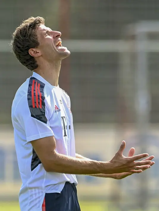 Peman Bayern Munchen Thomas Mueller memberi isyarat saat sesi latihan di tempat latihan klub di Munchen, Jerman, 13 September 2021. Bayern Munchen akan menghadapi Barcelona pada pertandingan Grup E Liga Champions. (CHRISTOF STACHE/AFP)