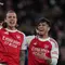 Kemenangan ini membuat Arsenal kokoh di puncak klasemen sementara Premier League musim 2025/2026. Tambahan tiga angka tersebut sekaligus menjadi kemenangan keempat berturut-turut Arsenal di liga musim ini. Tampak dalam foto, pemain Arsenal, Riccardo Calafiori (kiri) dan Piero Hincapie merayakan kemenangan setelah pertandingan lanjutan Premier League musim 2025/2026 melawan Everton di Emirates Stadium, Inggris, Sabtu 14 Maret 2026 waktu setempat atau Minggu (15/3/2026) dini hari WIB. (AP Photo/Kin Cheung)
