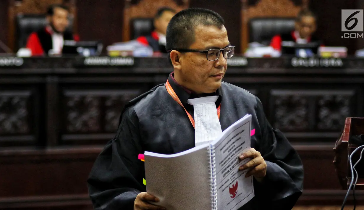 Tim kuasa hukum Prabowo-Sandi, Denny Indrayana bersiap membacakan materi gugatan dari pasangan 02 Prabowo Subianto dan Sandiaga Uno dalam sidang perdana sengketa Pilpres 2019 di Gedung Mahkamah Konstitusi, Jakarta, Jumat (14/6/2019). (Lputan6.com/Johan Tallo)