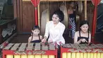 Sebagai Puteri Indonesia, Erina Gudono seringkali menggunakan kebaya di berbagai kesempatan. Dengan busana tersebut, wanita yang dikabarkan tengah dekat dengan Kaesang ini tampak semakin anggun. (Liputan6.com/IG/@erinagudono)
