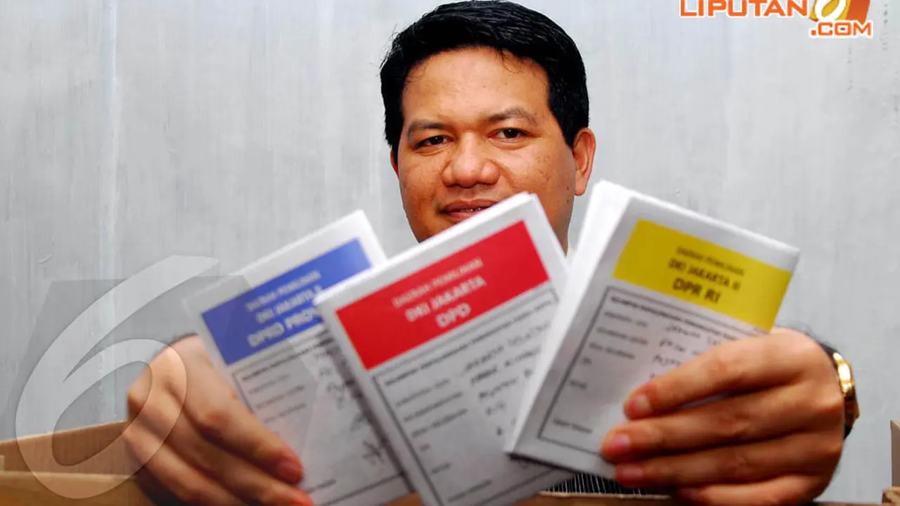 [FOTO] Ketua KPU Ikut Pencoblosan di Dekat Rumah