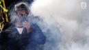 Petugas melakukan pengasapan atau fogging di permukiman warga di Jalan Delima Raya, Jakarta Barat, Selasa (30/4/2019). Pengasapan tersebut untuk mencegah penyebaran penyakit Demam Berdarah Dengue (DBD) melalui nyamuk Aedes Aegypti saat musim hujan mulai terjadi di Jakarta. (Liputan6.com/Johan Tallo)