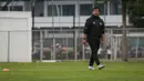 <p>Pelatih Timnas Indonesia U-22, Indra Sjafri memantau pemusatan latihan untuk SEA Games 2023 yang berlangsung di Lapangan A, Kompleks Stadion Utama Gelora Bung Karno (SUGBK), Kamis (02/03/2023). Pemusatan latihan ini akan berlangsung dari tanggal 1-16 Maret 2023. (Bola.com/Bagaskara Lazuardi)</p>