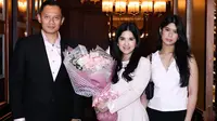 6 Gaya Annisa Pohan Pakai Midi Dress Soft Pink di Ultah Pernikahan ke-20 dengan AHY