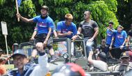 Sebagian pemain Arema FC diangkut jip terbuka untuk pawai juara Piala Presiden 2017, Selasa (14/3/2017) di Malang. (Bola.com/Iwan Setiawan)
