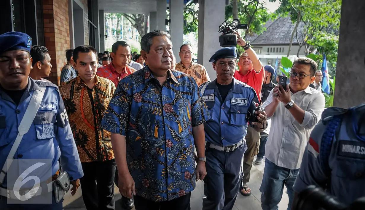 Susilo Bambang Yudhoyono saat berada di Wisma Proklamasi, Jakarta, Jumat (23/9). Sebelum mendaftar ke KPU, duet Agus-Sylviana Murni terlebih dulu akan dideklarasikan di Wisma Proklamasi. (Liputan6.com/Faizal Fanani)