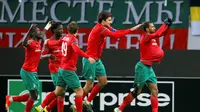 Pemain Lokomotiv Moscow merayakan gol yang dicetak Maicon (kanan) ke gawang Besiktas dalam laga Grup H Liga Europa di Moscow, Russia, Jumat (23/10/2015) dini hari WIB. (Reuters/Maxim Shemetov)